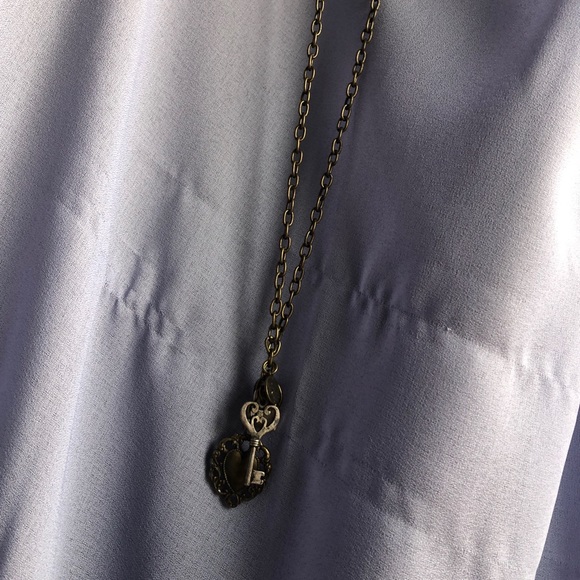 Chunky multi-charm heart and key necklace - Picture 4 of 4